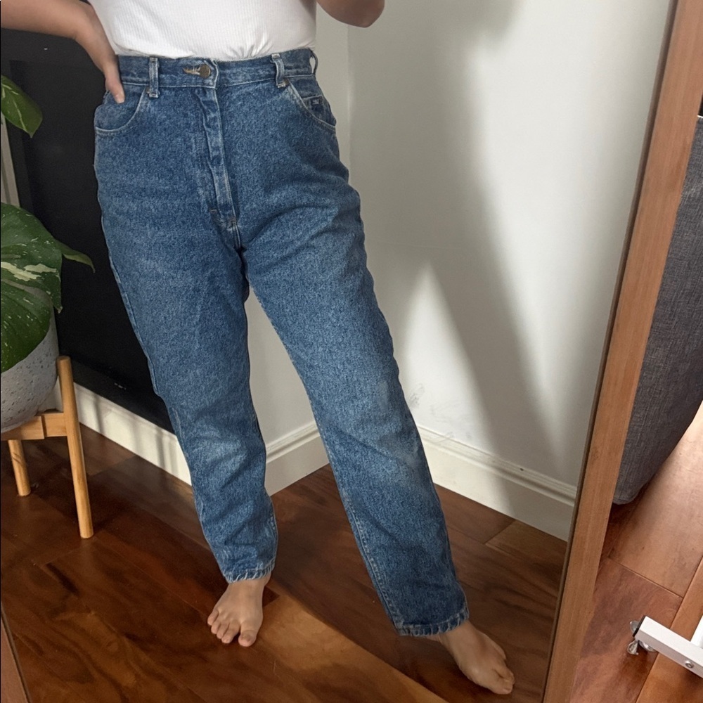 Vintage Lee Ultra high Rise Taper Leg Medium Wash Jeans. Size 27
